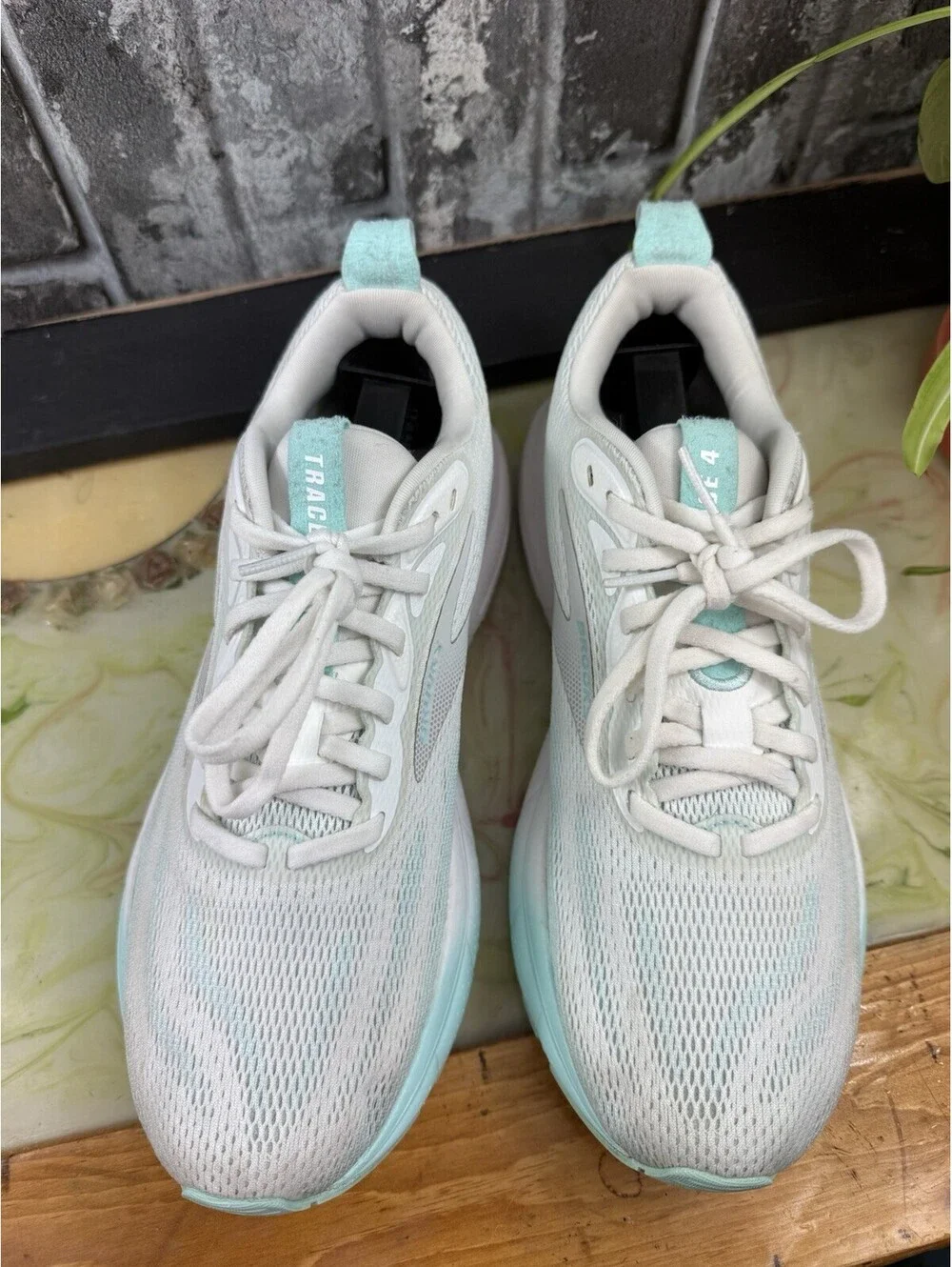 Brooks Trace 4 White/Light Blue Solid Low Top Lace-Up WomenSneaker Mesh